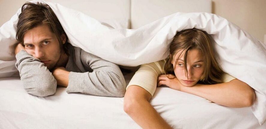 rozrušená žena a muž se špatnou potencí